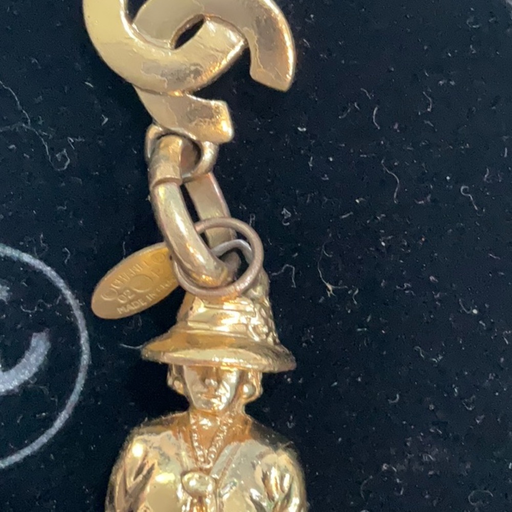 CHANEL Gold Pendant with Iconic CC Logo - Picture 4 of 10